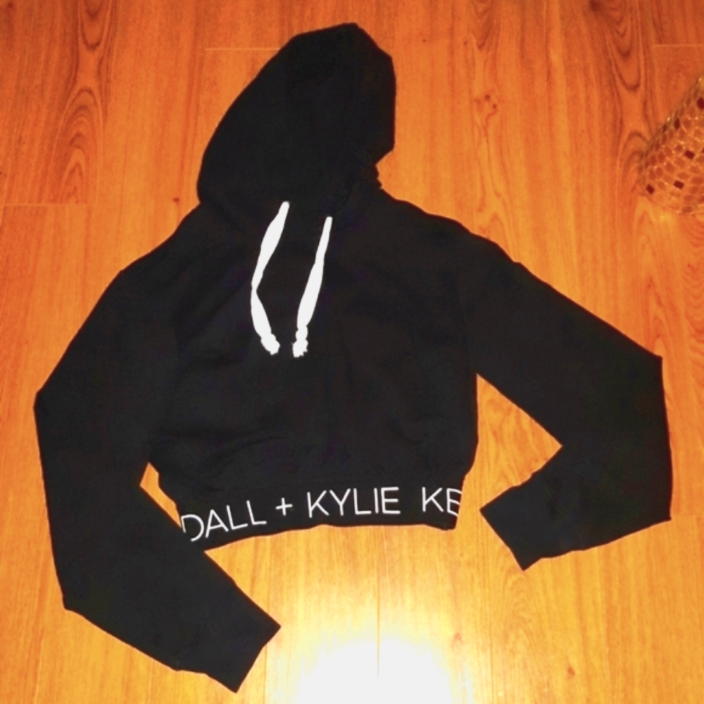 (M)⚘️Kendall & Kylie⚘️Crop Hoodie Blk/Wte Logo Elastic Hem Ptp17"×L21"